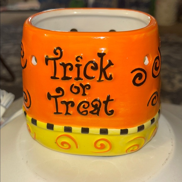 Scentsy Halloween candy corn ceramic  Swirl Warmer in Orange and Yellow Preloved - Picture 6 of 11